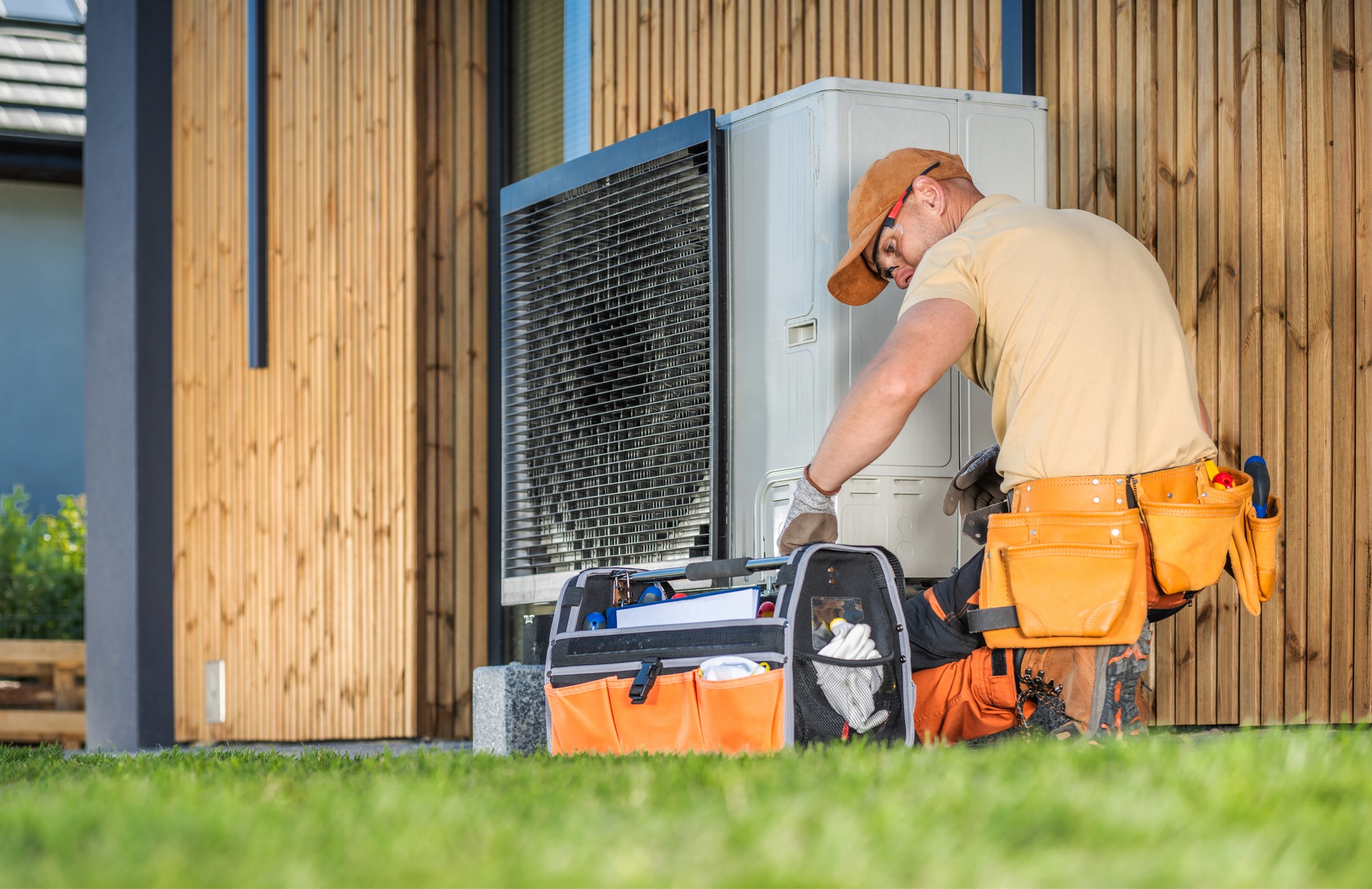 HVAC Technician Worker Fixing Heat Pump at House | Dan's HVAC