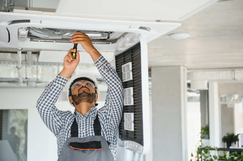 specialist repairs the air conditioner